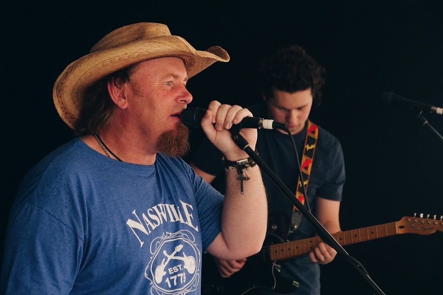 Ross Webb & The Rusted Track Country EntertainOz